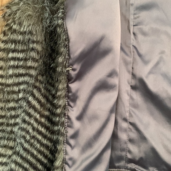 𝅺francesca’s Faux Fur Vest Gray & Dark Gray Striped Women’s Size Small - Picture 6 of 11